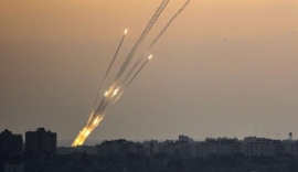 صليات صاروخية مكثفة على تل ابيب ومختلف المستوطنات .. وانفجارات قوية
