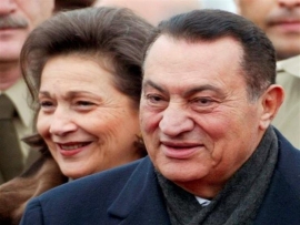 علاء مبارك ينفي ما تداولته  الاخبار عن وفاة والدته