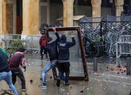 عشرات المصابين خلال مواجهات بين قوات الأمن والمتظاهرين في وسط بيروت