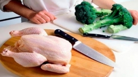 نصائح مهمة لتنظيف الدجاج قبل طهيه.. تعرفي عليها