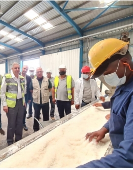 المهندس أبو هديب يزور شركة النميرة في غور الصافي ويؤكد أهمية إيجاد قنوات تسويقية متنوعة لمنتجاتها