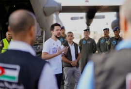 ولي العهد يشرف على تجهيز طائرة مساعدات أردنية لدعم غزة