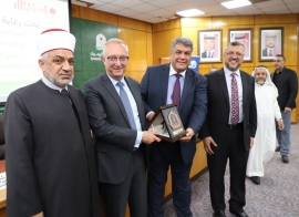 العربي الاسلامي يقدم جوائز للفائزين بالمسابقة القرآنية في جامعة اليرموك