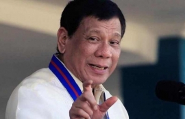 بالفيديو.. صرصار كبير يتسلق كتف الرئيس الفلبيني